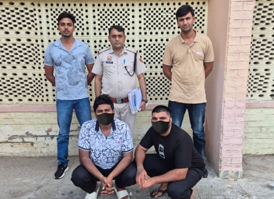 बल्लभगढ़ मारपीट मामले में गिरफ्तार आरोपी पंकज कुमार और विश्वास उर्फ भोला के साथ फरीदाबाद पुलिस