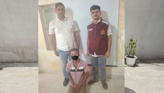 चोरी की मोटरसाइकिल के साथ गिरफ्तार आरोपी और अपराध शाखा सेक्टर-65 की टीम।