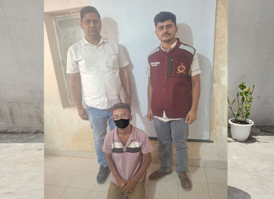 चोरी की मोटरसाइकिल के साथ गिरफ्तार आरोपी और अपराध शाखा सेक्टर-65 की टीम।