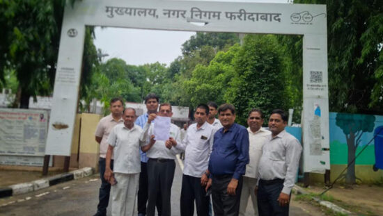 फरीदाबाद नगर निगम में लंबित भुगतान को लेकर ज्ञापन सौंपते कांट्रेक्टर वेलफेयर एसोसिएशन के पदाधिकारी।