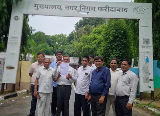 फरीदाबाद नगर निगम में लंबित भुगतान को लेकर ज्ञापन सौंपते कांट्रेक्टर वेलफेयर एसोसिएशन के पदाधिकारी।