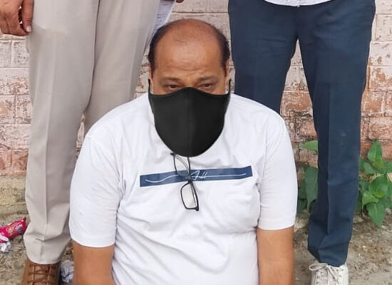 शेयर मार्केट साइबर ठगी मामले में गिरफ्तार आरोपी को लेकर कार्रवाई करती फरीदाबाद पुलिस
