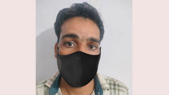 फरीदाबाद पुलिस की गिरफ्त में ECU कार्ड चोरी का आरोपी चालक और बरामद ECU कार्ड।