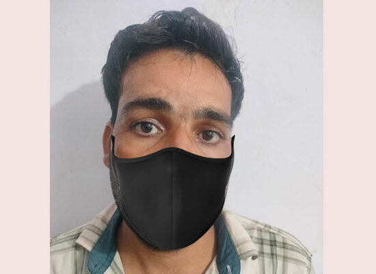 फरीदाबाद पुलिस की गिरफ्त में ECU कार्ड चोरी का आरोपी चालक और बरामद ECU कार्ड।