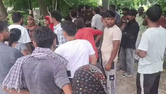 फरीदाबाद सेक्टर-14 में करंट लगने से दो मजदूरों की मौत के बाद मौके पर पहुंची पुलिस।
