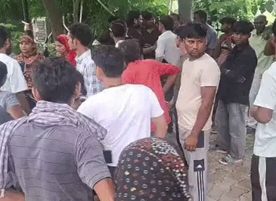फरीदाबाद सेक्टर-14 में करंट लगने से दो मजदूरों की मौत के बाद मौके पर पहुंची पुलिस।