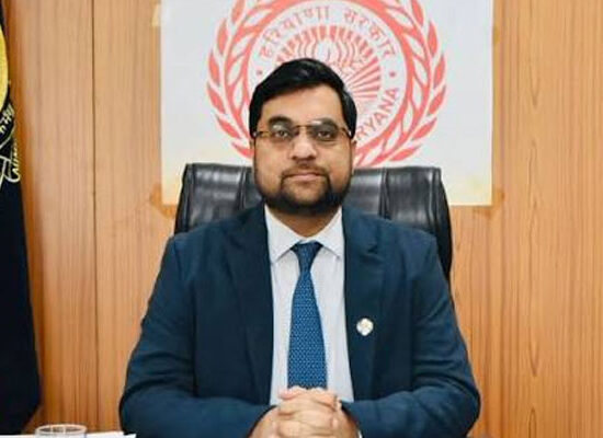 डीसी आयुष सिन्हा मतदाताओं से 10 जुलाई तक एन्यूमरेशन फॉर्म जमा करने की अपील करते हुए।