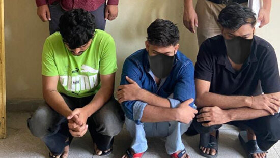 फ्लोरॉन गैस के नाम पर साइबर ठगी मामले में गिरफ्तार आरोपियों की कार्रवाई करती फरीदाबाद पुलिस।