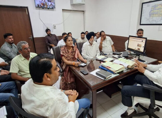 फरीदाबाद नगर निगम में कूड़ा प्रबंधन व्यवस्था को लेकर पार्षदों और वेंडर्स की बैठक को संबोधित करते जॉइंट कमिश्नर अनिल यादव।