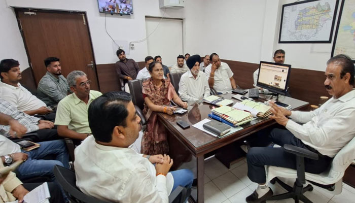 फरीदाबाद नगर निगम में कूड़ा प्रबंधन व्यवस्था को लेकर पार्षदों और वेंडर्स की बैठक को संबोधित करते जॉइंट कमिश्नर अनिल यादव।