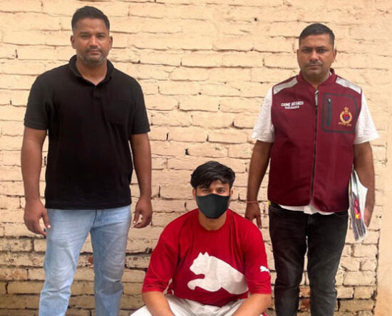 गौच्छी मारपीट मामले में गिरफ्तार आरोपी और बरामद स्विफ्ट कार के साथ पुलिस टीम