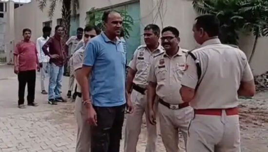 फरीदाबाद के सेक्टर-55 में गोकुलधाम सोसायटी के विरोध में प्रदर्शन करते स्थानीय निवासी।