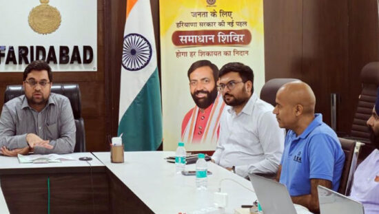 फरीदाबाद हाफ मैराथन 2026 की तैयारियों को लेकर बैठक करते उपायुक्त आयुष सिन्हा।