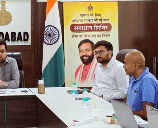 फरीदाबाद हाफ मैराथन 2026 की तैयारियों को लेकर बैठक करते उपायुक्त आयुष सिन्हा।