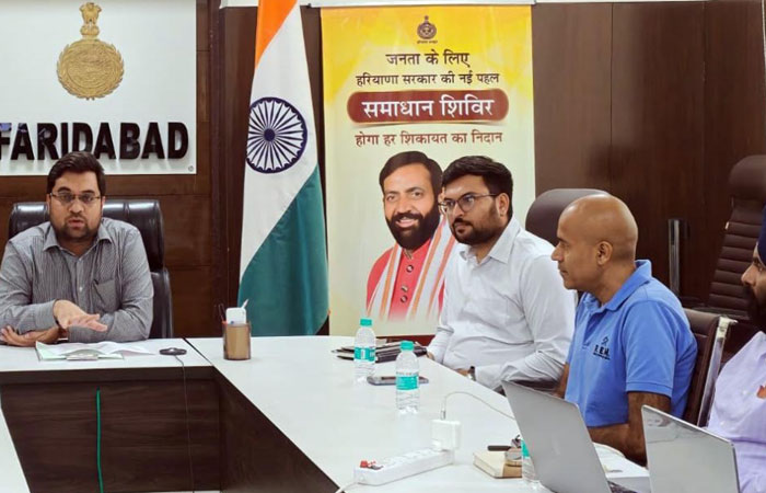 फरीदाबाद हाफ मैराथन 2026 की तैयारियों को लेकर बैठक करते उपायुक्त आयुष सिन्हा।