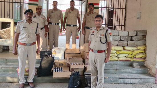 थाना सारन पुलिस द्वारा अवैध शराब के साथ गिरफ्तार आरोपी और बरामद 174 बोतल शराब।
