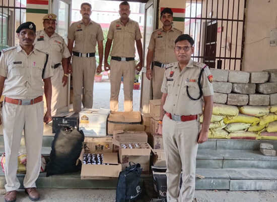थाना सारन पुलिस द्वारा अवैध शराब के साथ गिरफ्तार आरोपी और बरामद 174 बोतल शराब।