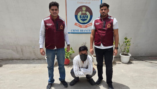 देसी पिस्टल और दो जिंदा कारतूस के साथ गिरफ्तार आरोपी के साथ क्राइम ब्रांच डीएलएफ की टीम।