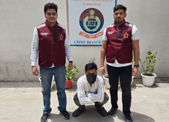 देसी पिस्टल और दो जिंदा कारतूस के साथ गिरफ्तार आरोपी के साथ क्राइम ब्रांच डीएलएफ की टीम।