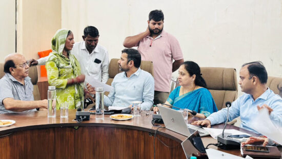 फरीदाबाद नगर निगम में महापौर प्रवीण बत्रा जोशी की अध्यक्षता में आयोजित जनसुनवाई शिविर