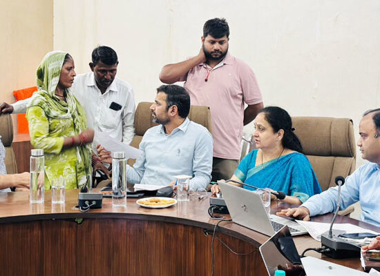 फरीदाबाद नगर निगम में महापौर प्रवीण बत्रा जोशी की अध्यक्षता में आयोजित जनसुनवाई शिविर