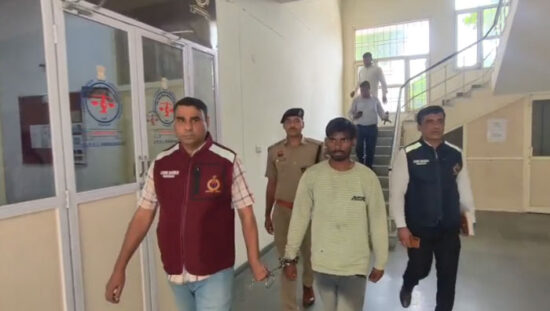 फरीदाबाद में पत्नी के प्रेमी की हत्या के आरोपी को गिरफ्तार करती पुलिस।