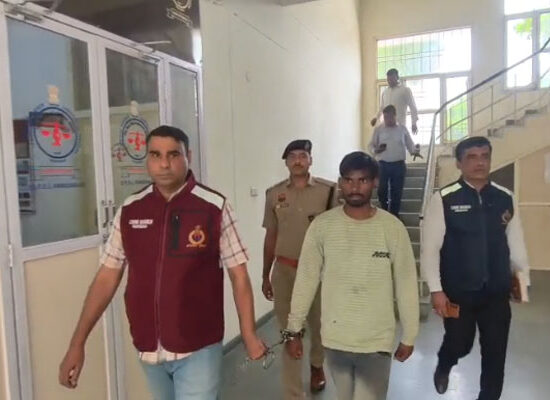 फरीदाबाद में पत्नी के प्रेमी की हत्या के आरोपी को गिरफ्तार करती पुलिस।