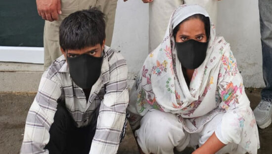 फरीदाबाद में घर से चोरी के मामले में मां-बेटे को गिरफ्तार करती पुलिस।