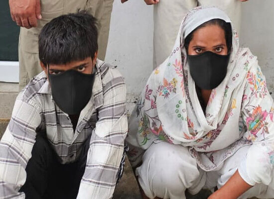 फरीदाबाद में घर से चोरी के मामले में मां-बेटे को गिरफ्तार करती पुलिस।