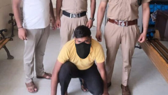गिरधावर इंक्लेव मारपीट मामले में गिरफ्तार आरोपी को थाना पल्ला पुलिस की हिरासत में।