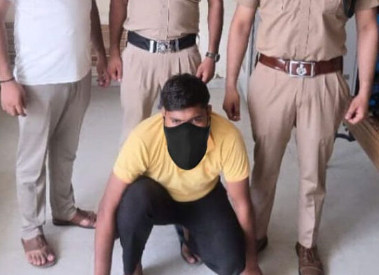 गिरधावर इंक्लेव मारपीट मामले में गिरफ्तार आरोपी को थाना पल्ला पुलिस की हिरासत में।