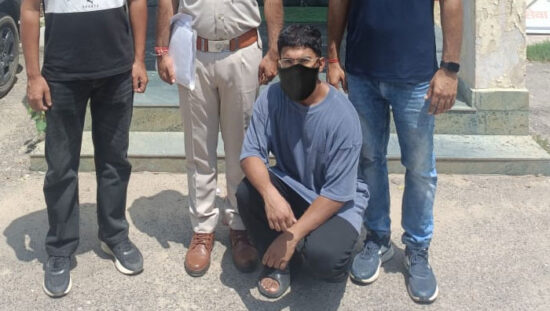 फोन हैक कर साइबर ठगी मामले में गिरफ्तार खाता ऑपरेटर के साथ फरीदाबाद साइबर थाना NIT पुलिस।