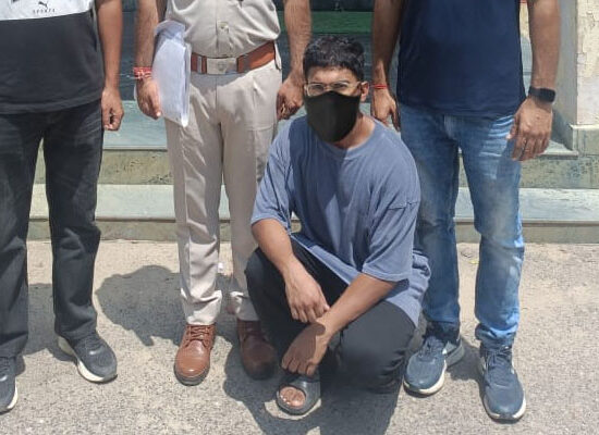 फोन हैक कर साइबर ठगी मामले में गिरफ्तार खाता ऑपरेटर के साथ फरीदाबाद साइबर थाना NIT पुलिस।