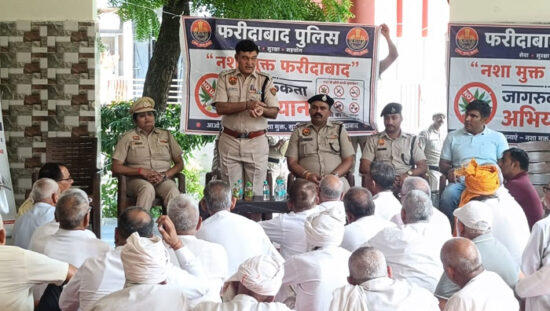 खेड़ीकलां में नशा मुक्ति और दहेज प्रथा उन्मूलन जागरूकता कार्यक्रम को संबोधित करते फरीदाबाद पुलिस अधिकारी।