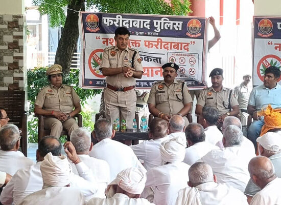 खेड़ीकलां में नशा मुक्ति और दहेज प्रथा उन्मूलन जागरूकता कार्यक्रम को संबोधित करते फरीदाबाद पुलिस अधिकारी।