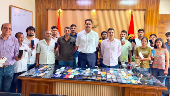 फरीदाबाद पुलिस द्वारा CEIR पोर्टल की मदद से बरामद किए गए 121 मोबाइल फोन उनके मालिकों को सौंपते हुए।