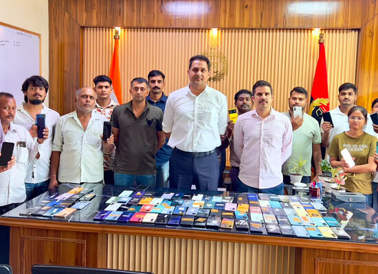 फरीदाबाद पुलिस द्वारा CEIR पोर्टल की मदद से बरामद किए गए 121 मोबाइल फोन उनके मालिकों को सौंपते हुए।