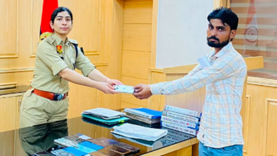 डीसीपी एनआईटी उत्तम गुमशुदा मोबाइल फोन उनके वास्तविक मालिकों को सौंपते हुए