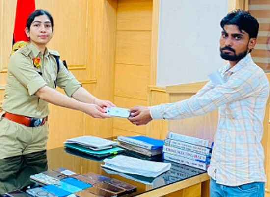 डीसीपी एनआईटी उत्तम गुमशुदा मोबाइल फोन उनके वास्तविक मालिकों को सौंपते हुए