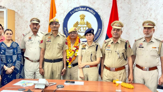 फरीदाबाद पुलिस आयुक्त कार्यालय में सेवानिवृत्त पुलिस अधिकारियों को सम्मानित करते हुए डीसीपी उषा।