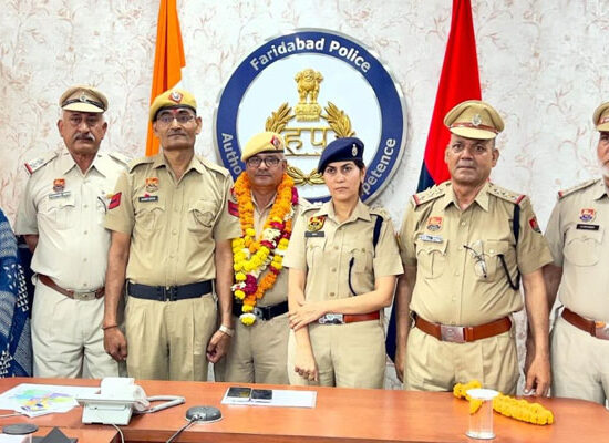 फरीदाबाद पुलिस आयुक्त कार्यालय में सेवानिवृत्त पुलिस अधिकारियों को सम्मानित करते हुए डीसीपी उषा।