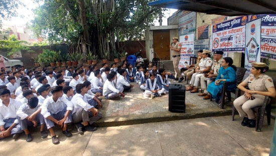 फरीदाबाद पुलिस द्वारा सेक्टर-15 के राजकीय विद्यालय में छात्रों को साइबर सुरक्षा और नशा मुक्ति के प्रति जागरूक करते हुए।