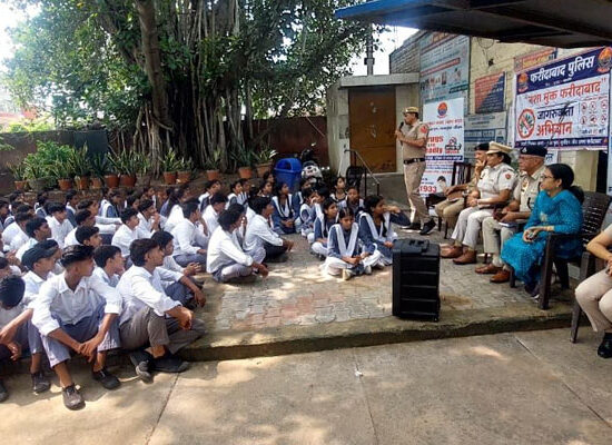फरीदाबाद पुलिस द्वारा सेक्टर-15 के राजकीय विद्यालय में छात्रों को साइबर सुरक्षा और नशा मुक्ति के प्रति जागरूक करते हुए।