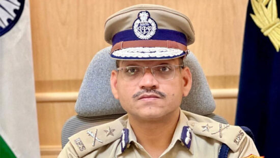 वीकेंड विशेष अभियान के दौरान गिरफ्तार आरोपियों और बरामद गांजा, अवैध शराब व अन्य सामान के साथ फरीदाबाद पुलिस।