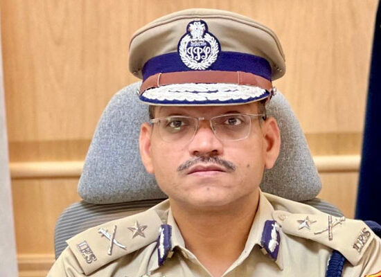 वीकेंड विशेष अभियान के दौरान गिरफ्तार आरोपियों और बरामद गांजा, अवैध शराब व अन्य सामान के साथ फरीदाबाद पुलिस।