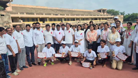 फरीदाबाद में आयोजित रेड रन मैराथन में भाग लेते युवा।