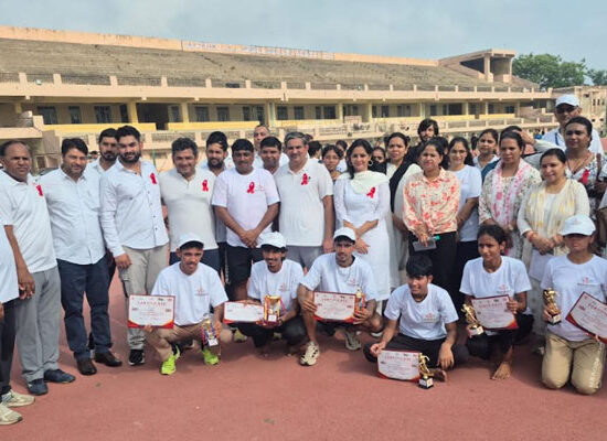 फरीदाबाद में आयोजित रेड रन मैराथन में भाग लेते युवा।