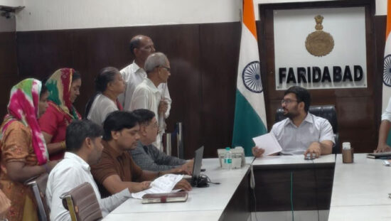 फरीदाबाद के समाधान शिविर में अधिकारियों के साथ बैठक करते हुए सीटीएम अंकित कुमार।