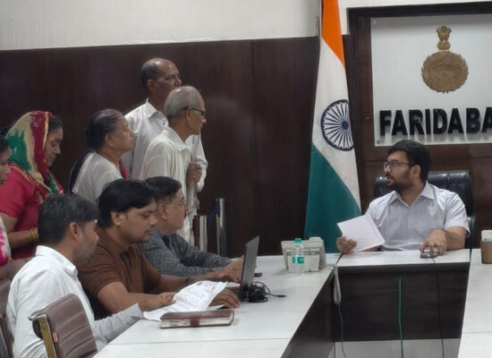 फरीदाबाद के समाधान शिविर में अधिकारियों के साथ बैठक करते हुए सीटीएम अंकित कुमार।