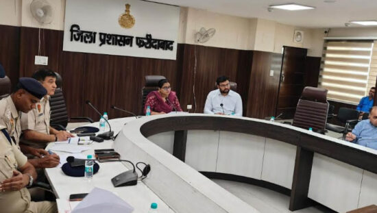 फरीदाबाद में समाधान शिविर की लंबित शिकायतों की समीक्षा बैठक की अध्यक्षता करतीं एडीसी अंजलि श्रोत्रिया।
